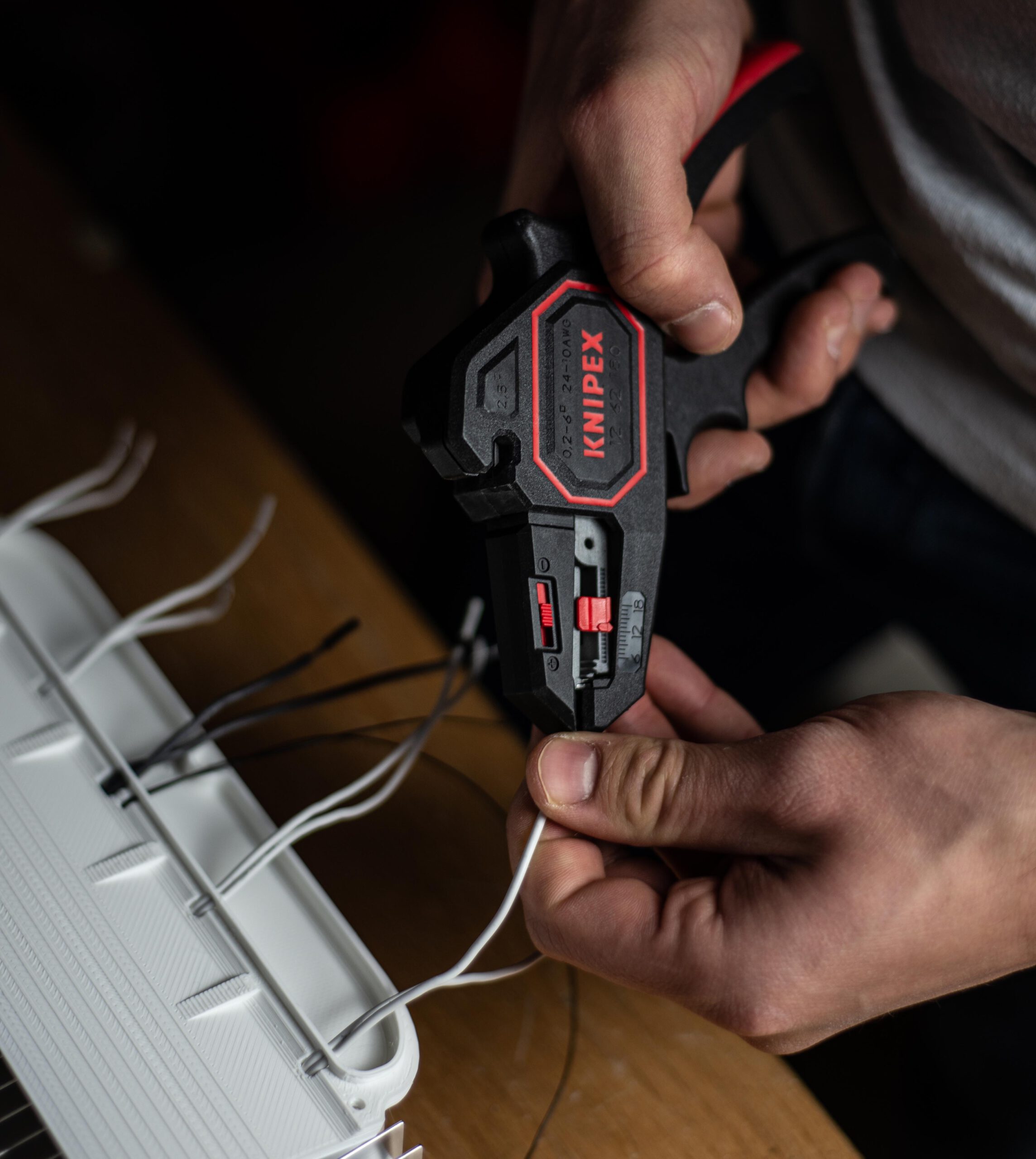 FlowaPowa reperatur service zange handarbeit abisolieren kabel